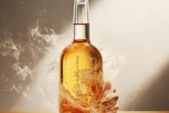 六神花露水神奇体验：拿在手里像验钞？揭秘真相！