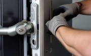 防盗门反锁工具：安全锁具选购指南