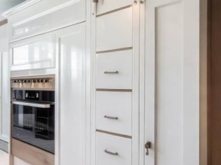 老板集成灶厂家维修热线咨询分解☞黑色集成灶搭配白色，打造现代厨房新风尚