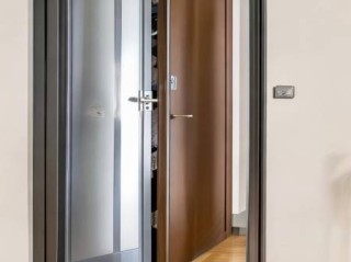 防盗门换中间门更安全？家居改造新选择！